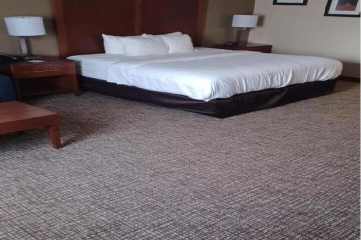 1 King Bed Deluxe Room (2 of 17)