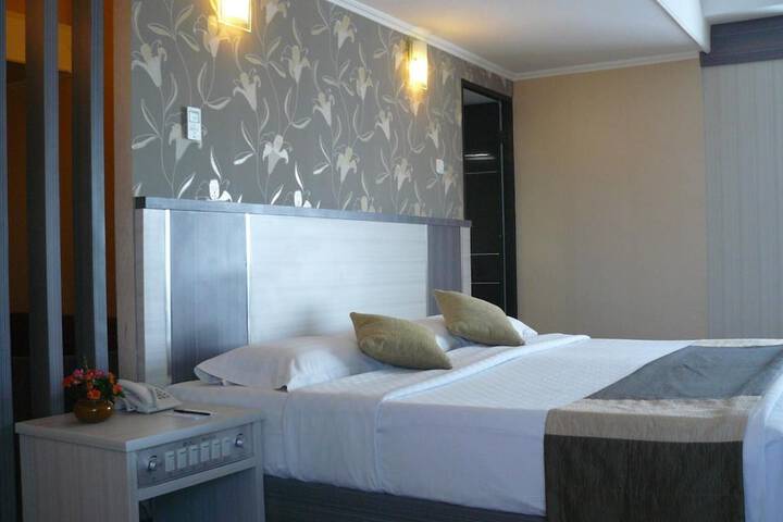 Room 17 of 28