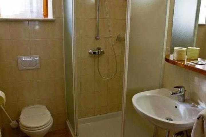Room 10 of 26