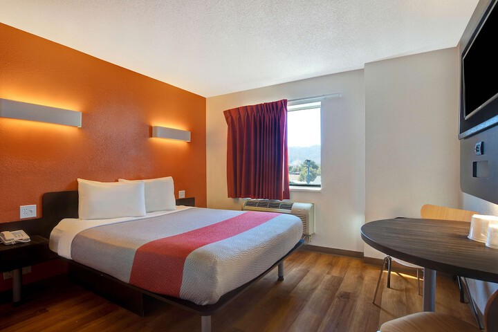 1 Queen Bed (5 of 16)
