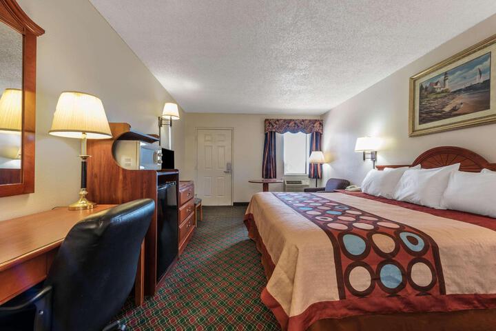 1 King Bed (6 of 8)