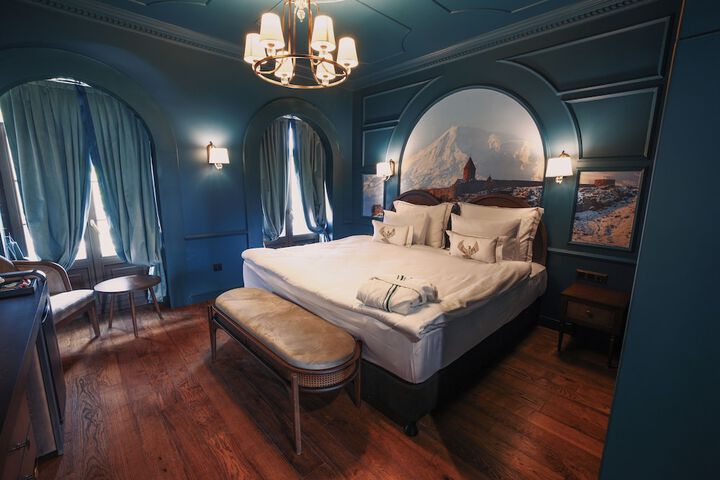 Room 6 of 10