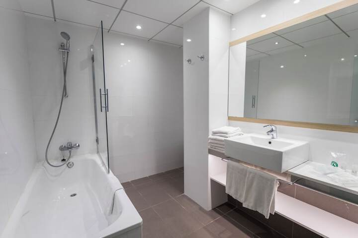 Room 42 of 153