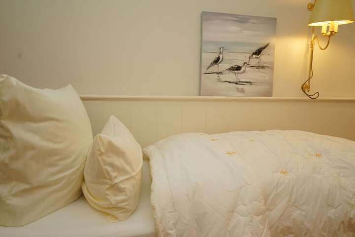 Room 4 of 16
