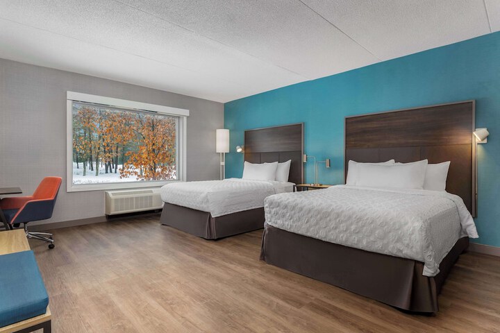 2 Queen Beds with Walk in Shower (3 of 7)