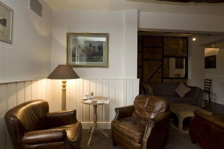 Lounge 51 of 56
