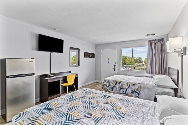 1 Queen Bed Kitchen (25 of 30)