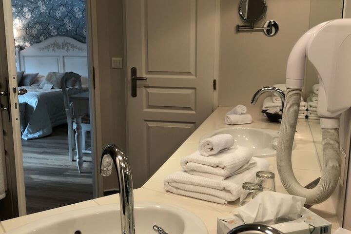 Room 27 of 45