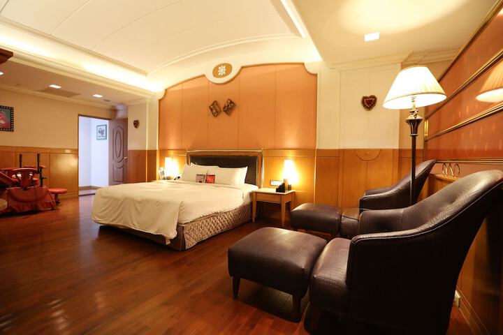 Room 3 of 8