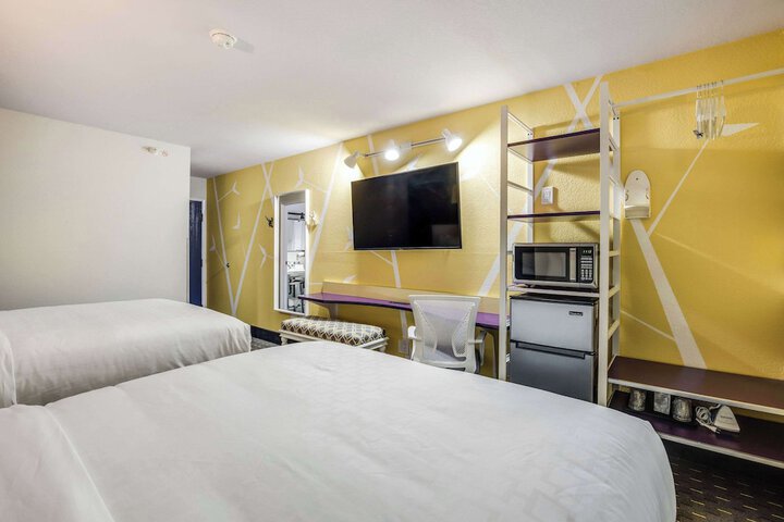 2 Queen Beds (2 of 12)