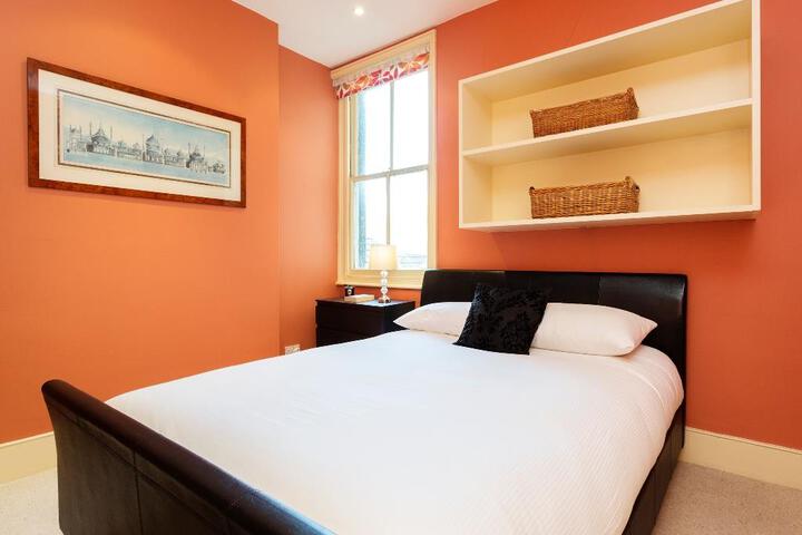 Room 3 of 8