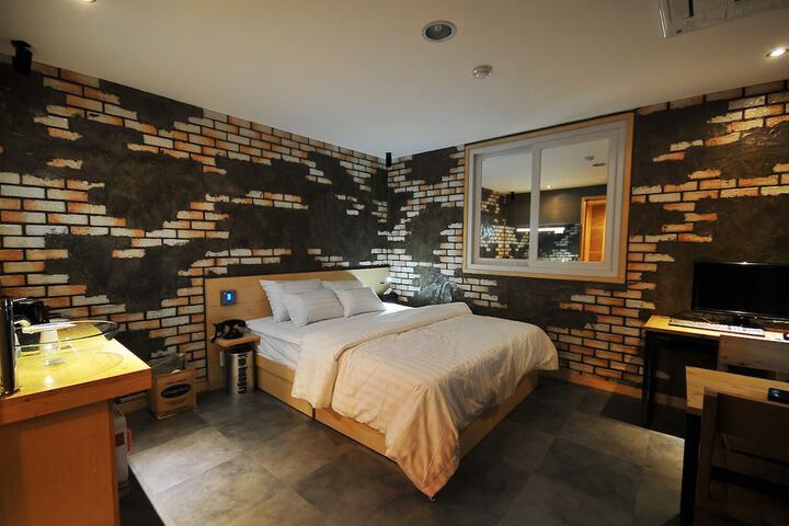 Room 5 of 32