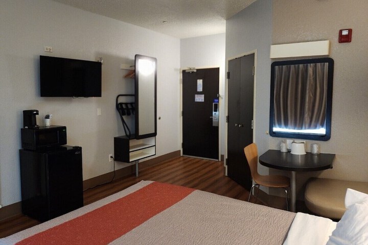 Room 6 of 32