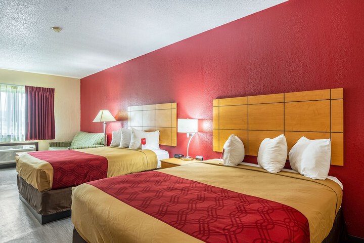 1 Queen Bed (8 of 9)