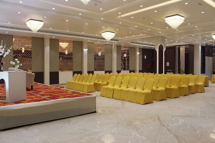 Ballroom/Hall 74 of 77