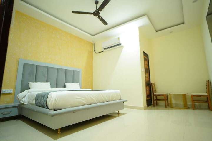 Room 5 of 12