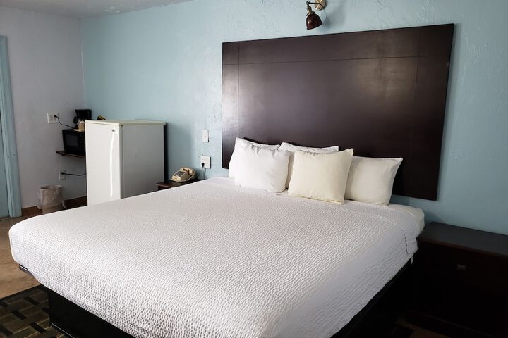 1 King Bed (6 of 8)