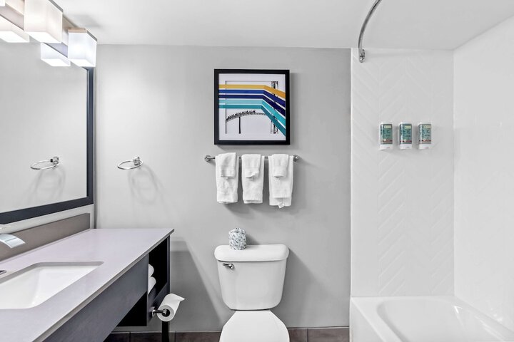 1 King Accessible Comm Assist Roll in Shower Microwave, Refrigerator WiFi Full Breakfast (9 of 9)