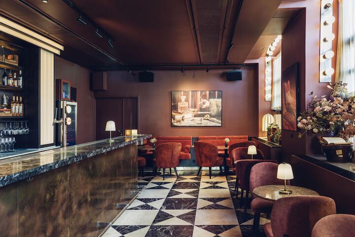 Lounge 106 of 127