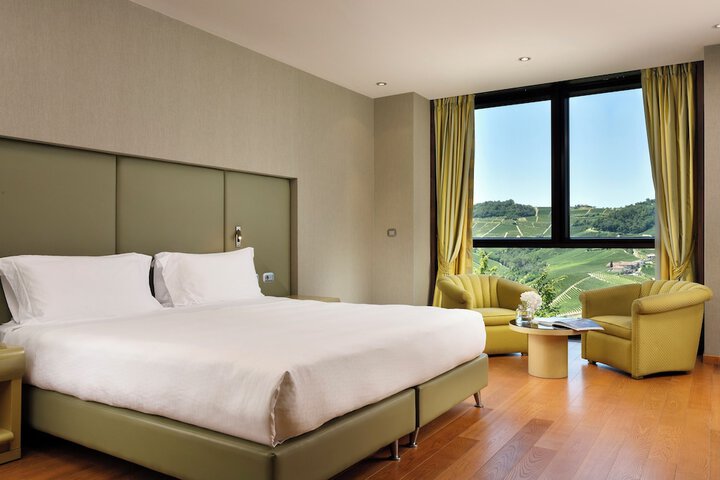 Room 4 of 98