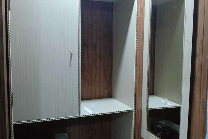 Room 6 of 9