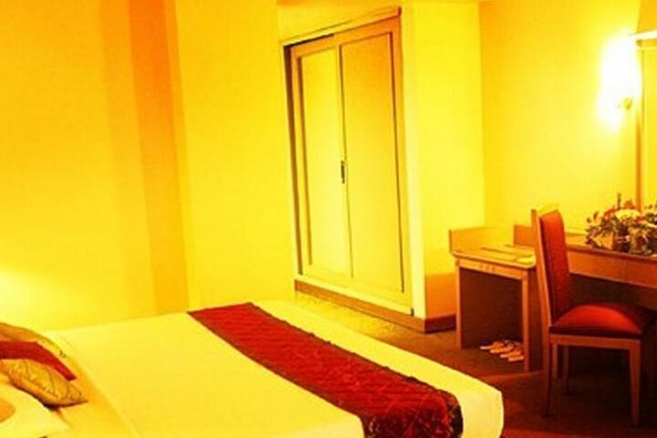 Room 4 of 7