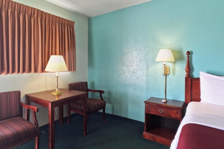 Room 9 of 33
