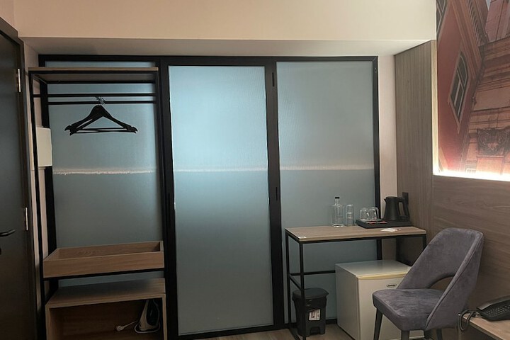 Room 18 of 37