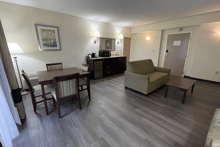 1 Queen Bed Accessible (26 of 46)