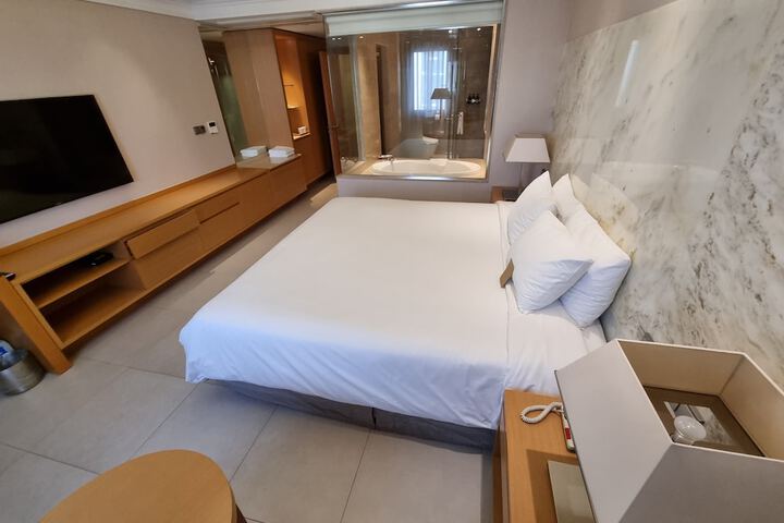 Room 26 of 100