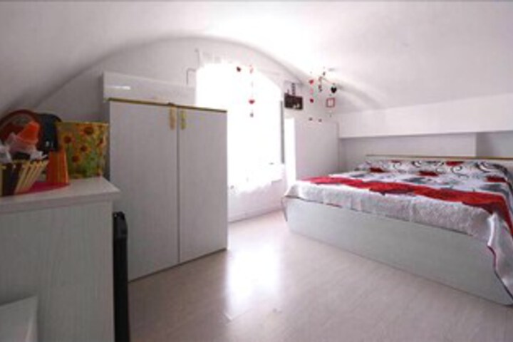Room 12 of 16
