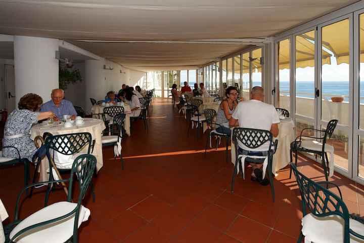 Dining 34 of 64