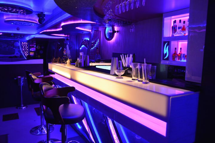 Lounge 34 of 48