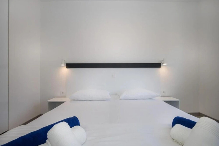 Room 4 of 16