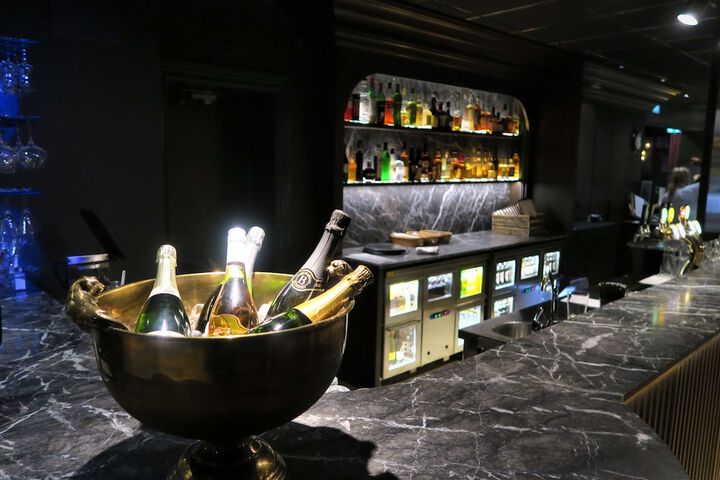 Lounge 54 of 60