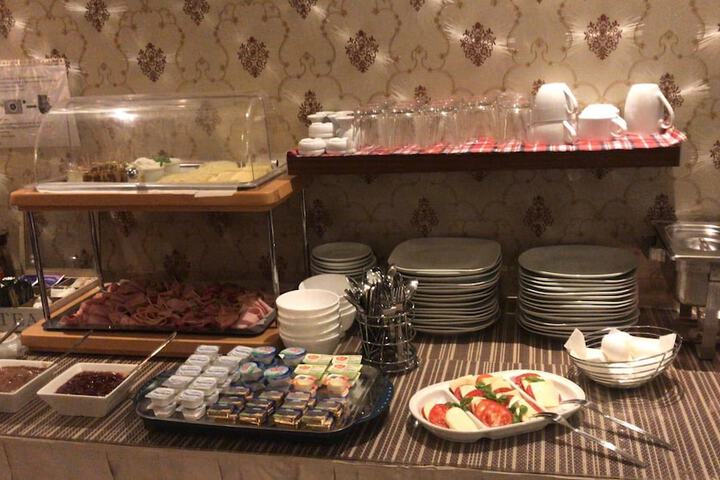 Dining 32 of 44