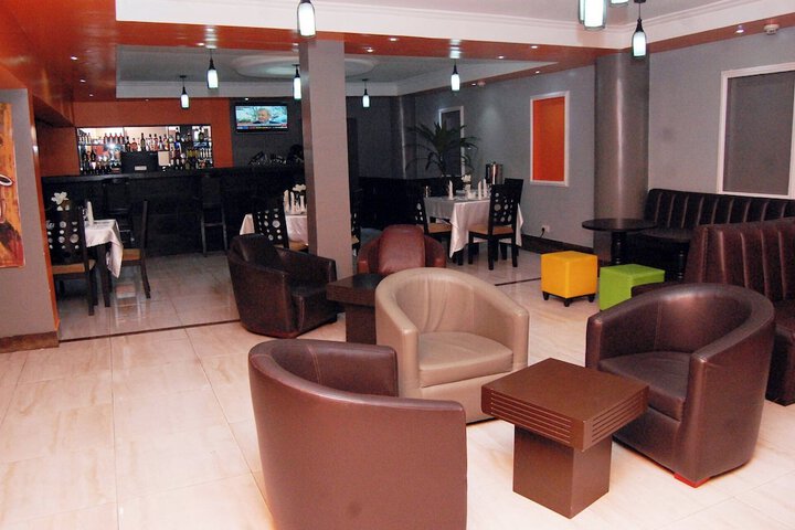 Lounge 11 of 13