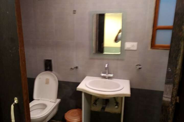 Room 6 of 8