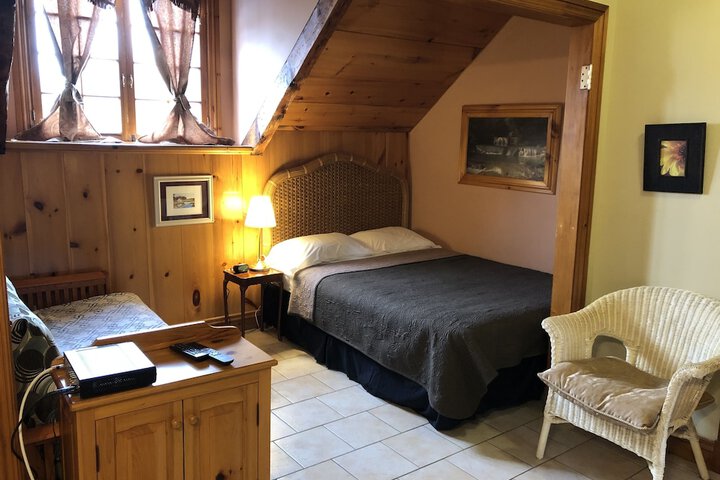 1 Queen Bed (24 of 43)