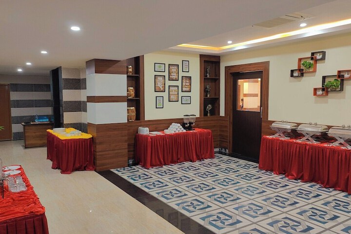 Ballroom/Hall 16 of 18