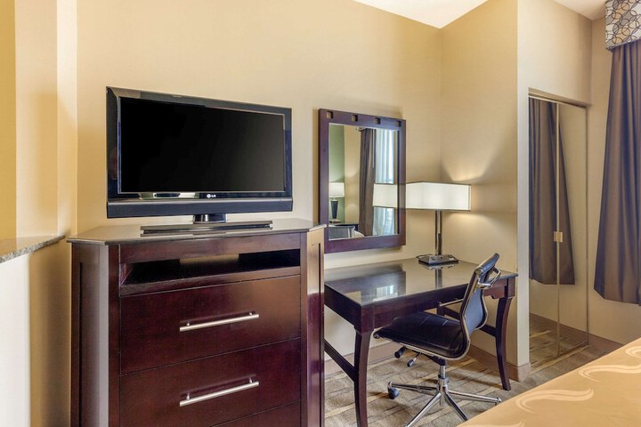 1 King Bed (4 of 11)