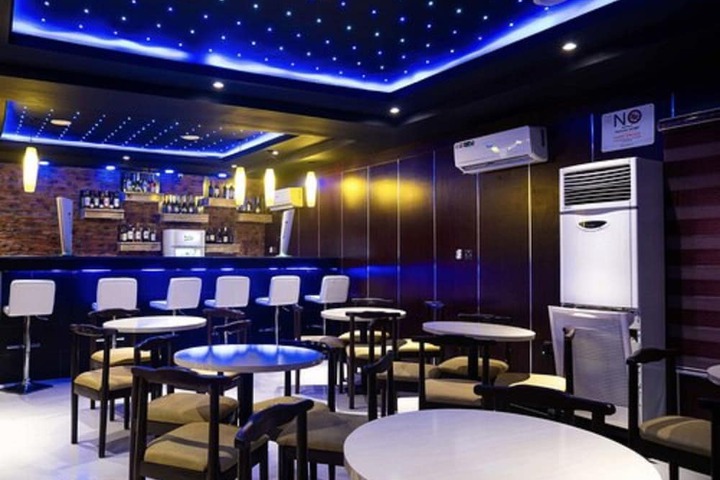 Lounge 24 of 25