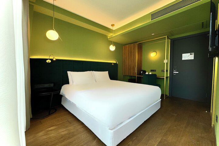 Room 15 of 104