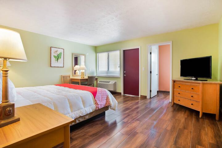 1 King Bed (1 of 28)