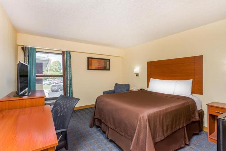 1 Queen Bed (3 of 9)