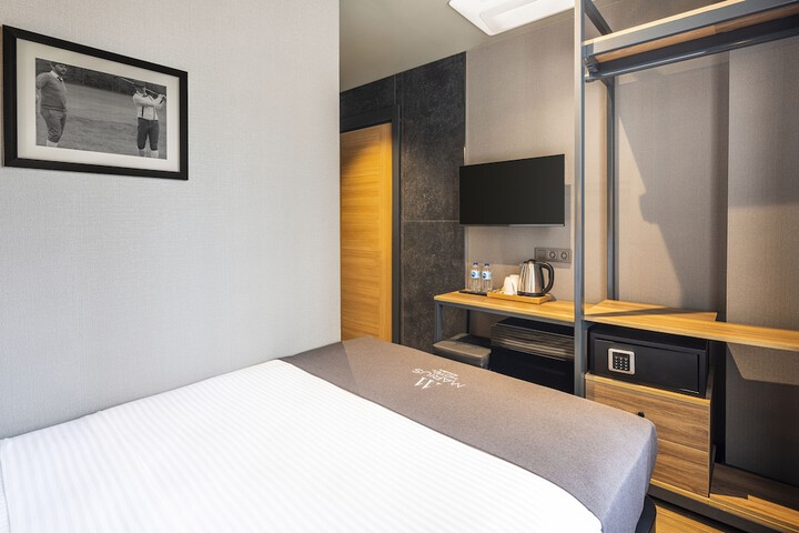 Room 42 of 75