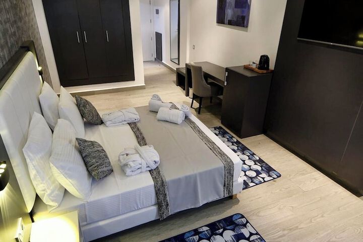 Room 8 of 28
