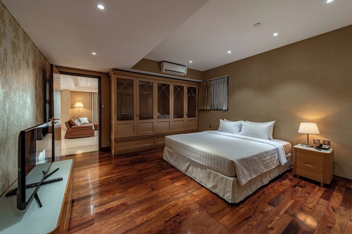 Room 5 of 73