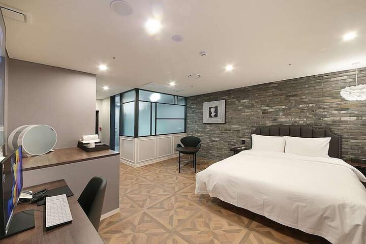 Room 9 of 140