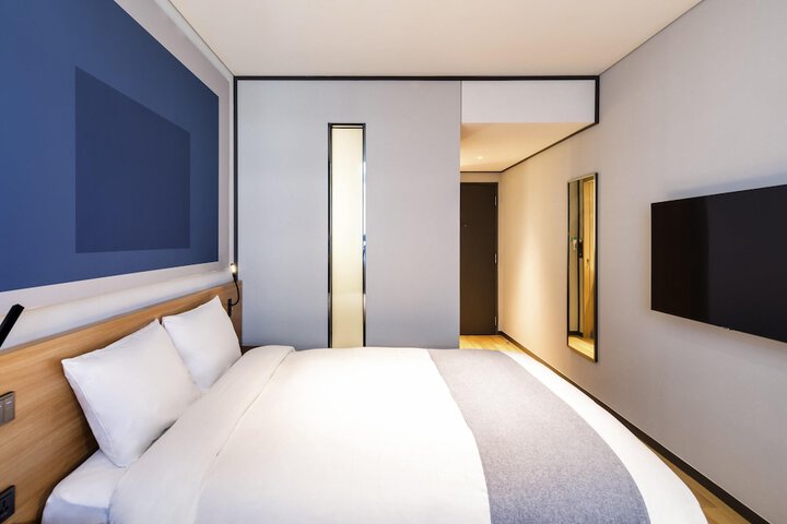 Room 28 of 100